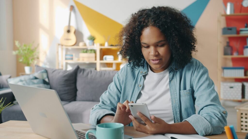 Duolingo Romanian course review, a student using app on a smartphone