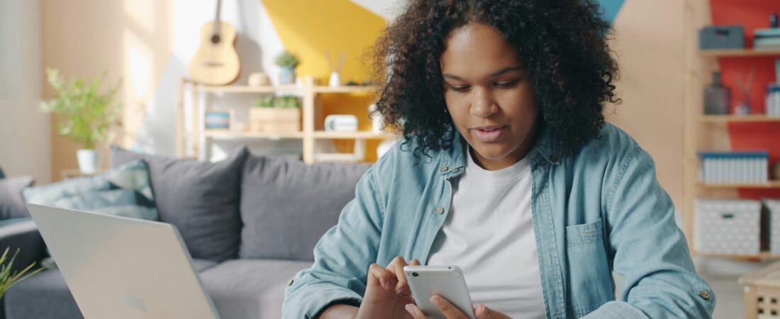 Duolingo Romanian course review, a student using app on a smartphone